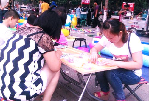 摆地摊卖什么做挣钱呢?8种最挣钱的地摊生意 摆地摊卖什么做挣钱呢?8种最挣钱的地摊生意 第1张